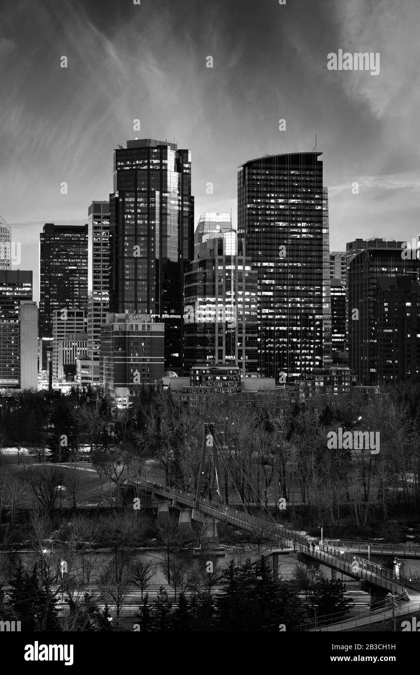 Skyline von Calgary in der Nacht. Bow River und Center Street Bridge. Stockfoto