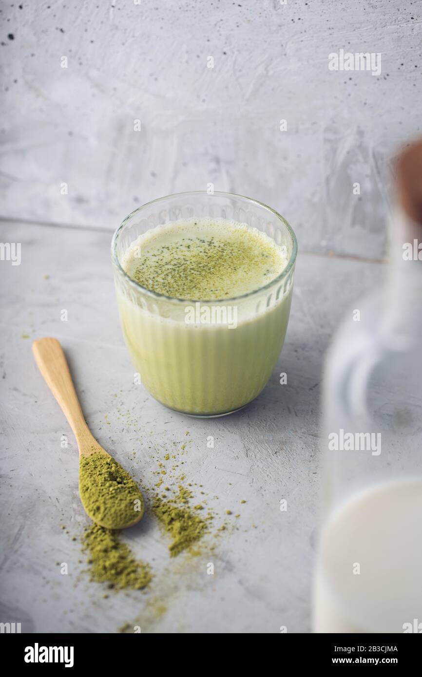 Heiße grüne Matcha Latte mit Mandelmilch Stockfoto