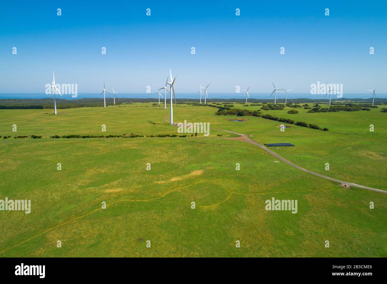 Luftaufnahme des Windparks in Australien an einem sonnigen Tag Stockfoto