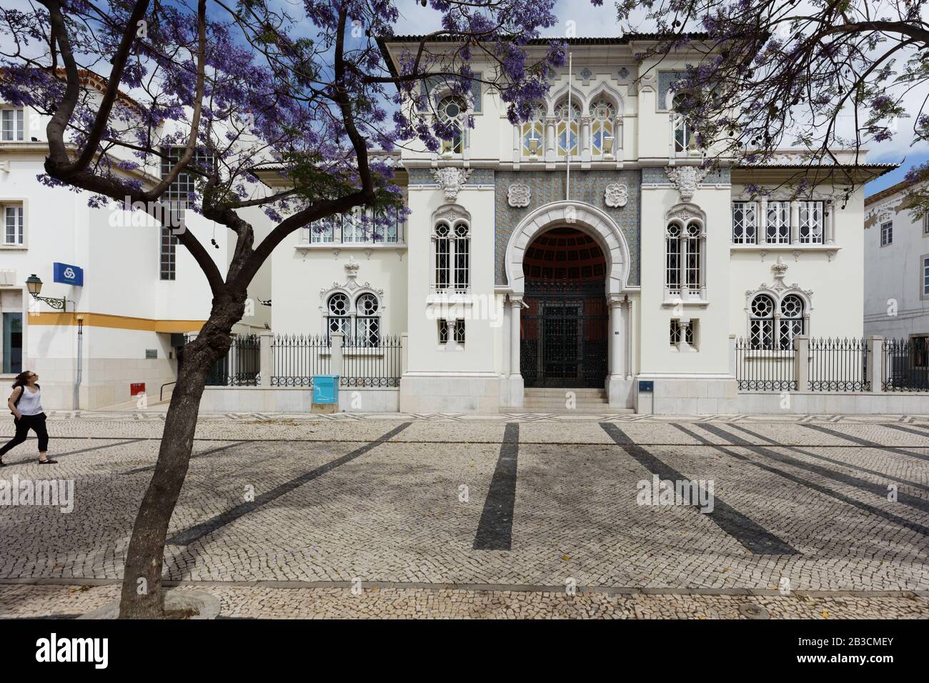 Gebäude der Banco de Portugal, Bank of Portugal, in Faro, Portugal. Es wurde 1926 erbaut und ist ein bemerkenswertes Beispiel für die neo-manuelinische Architektur der Wiederbelebung Stockfoto