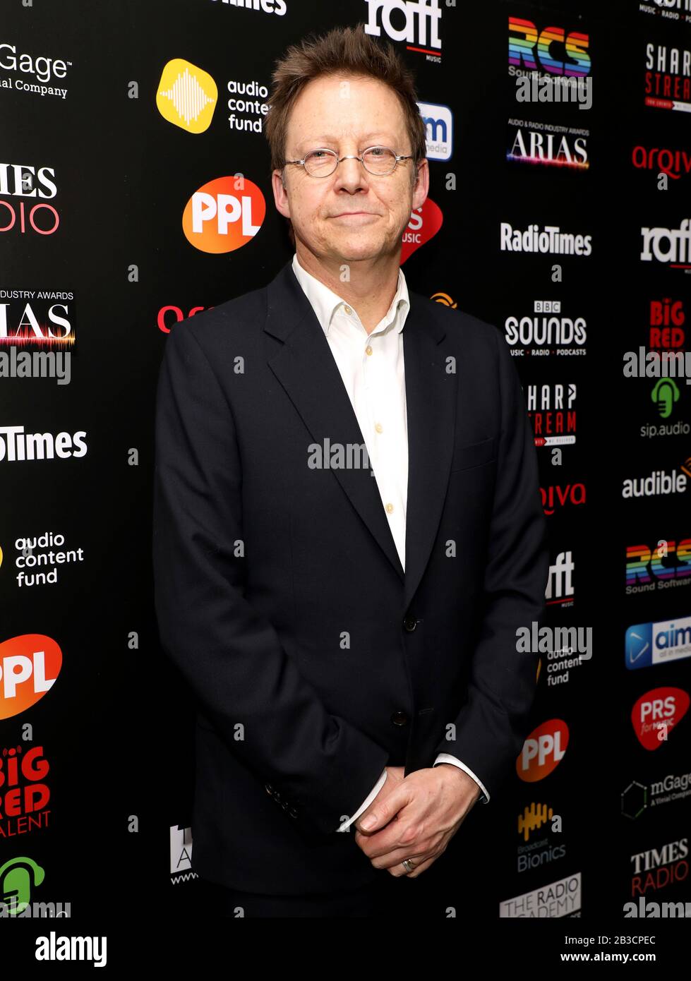 Simon Mayo im Preisraum bei Den Audio and Radio Industry Awards im Londoner Palladium. Stockfoto