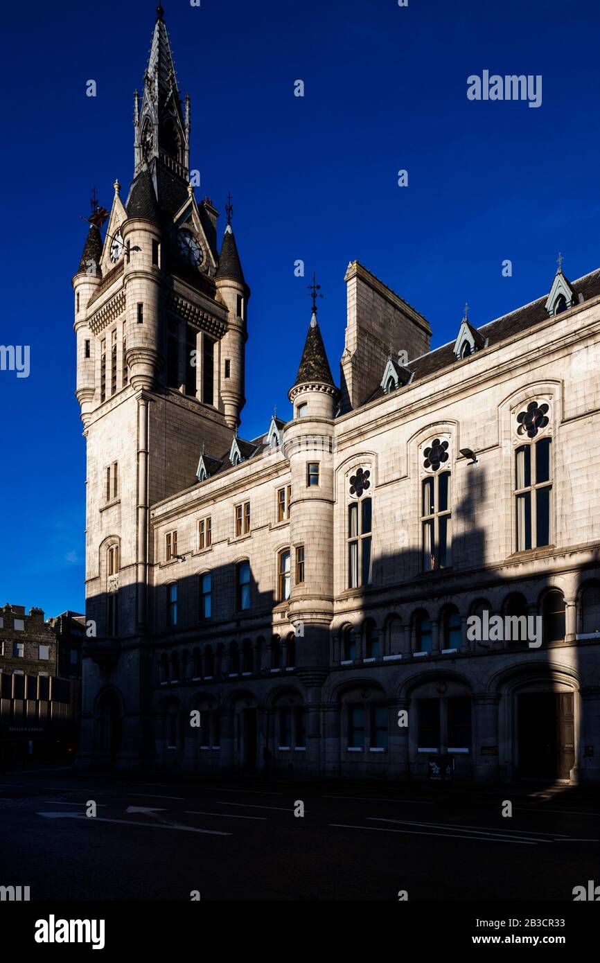 Foto von Aberdeen Majestic Neoghic Town House, Schottland, die Wände aus Granit werden durch das Sonnenlicht am frühen Morgen gegen einen pantone blauen Himmel beleuchtet Stockfoto