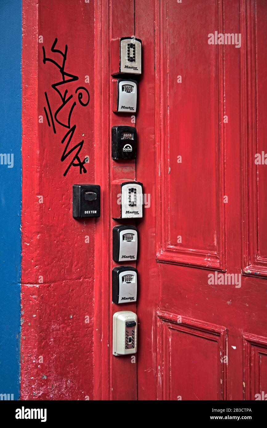 Schlüsselsafes für Airbnb oder kurzfristige Abflugsafes an der Tür einer Mietskneige in der Blackfriars Street, Edinburgh, Schottland, Großbritannien. Stockfoto