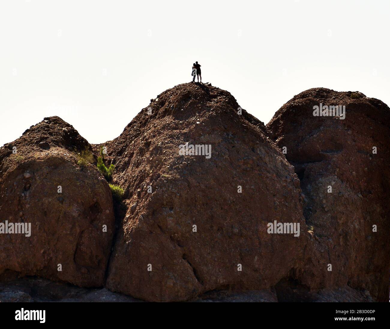 Ein Paar hat einen Moment auf einem Bergoberteil gemeinsam Stockfoto