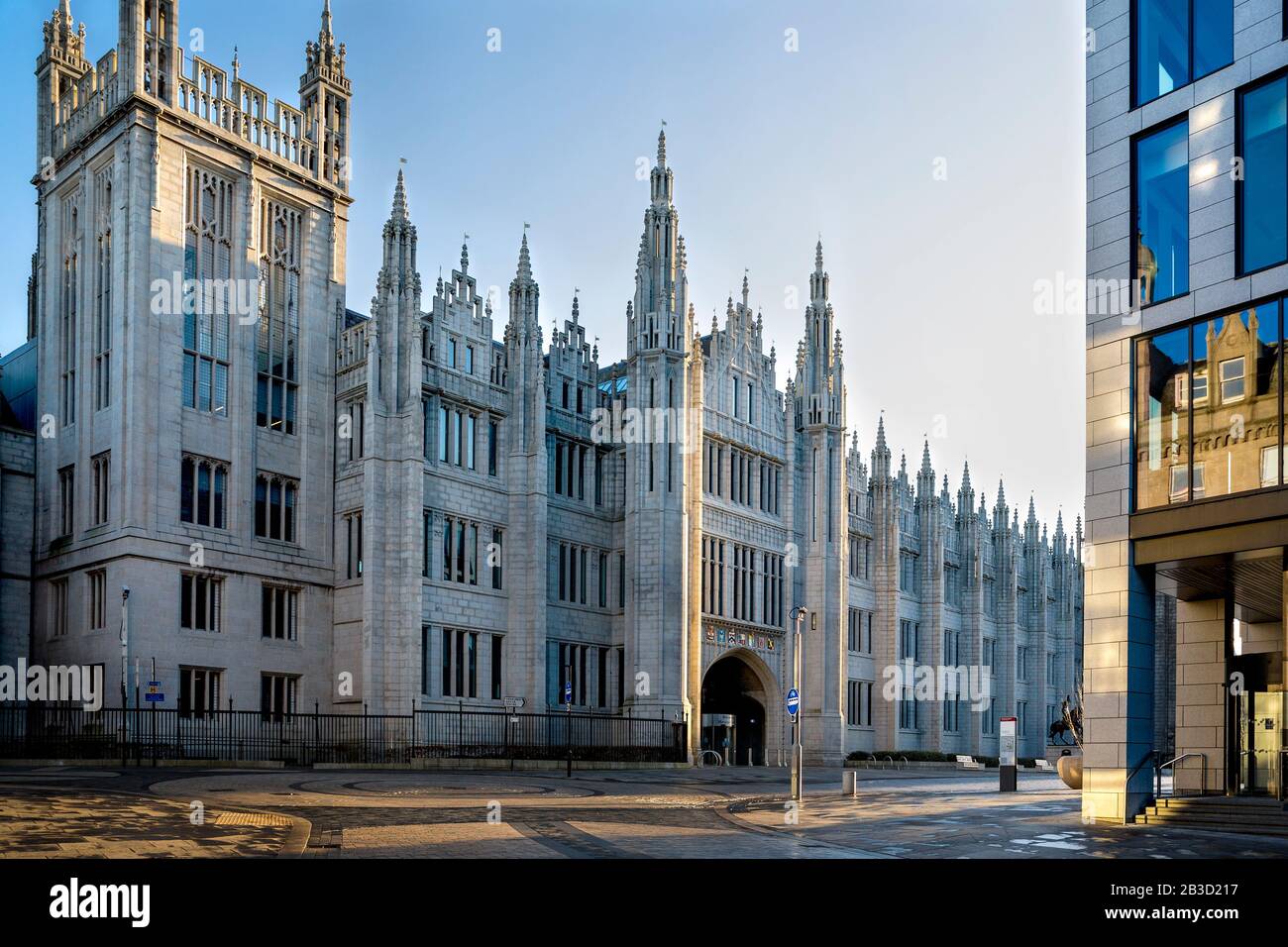 Die Fassade des Marischal College in Aberdeen, Schottland, badete im Morgenlicht. Von der Ecke zwischen Upperkirkgate und Broad Street aus gesehen. Stockfoto