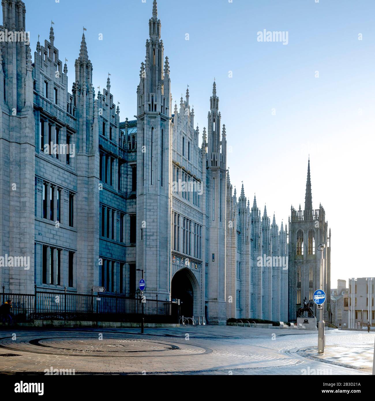 Die Fassade des Stadtrats von Aberdeen und des Marischal College in Schottland glänzt am frühen Morgen - ein großes Gebäude aus Granit an Der Broad Street Stockfoto