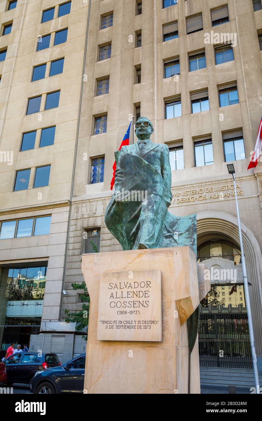 Statue des Politikers Salvador Allende Gossens vom Palacio de La Moneda (La Moneda Palace) Sitz des Präsidenten der Republik Chile, Santiago Stockfoto