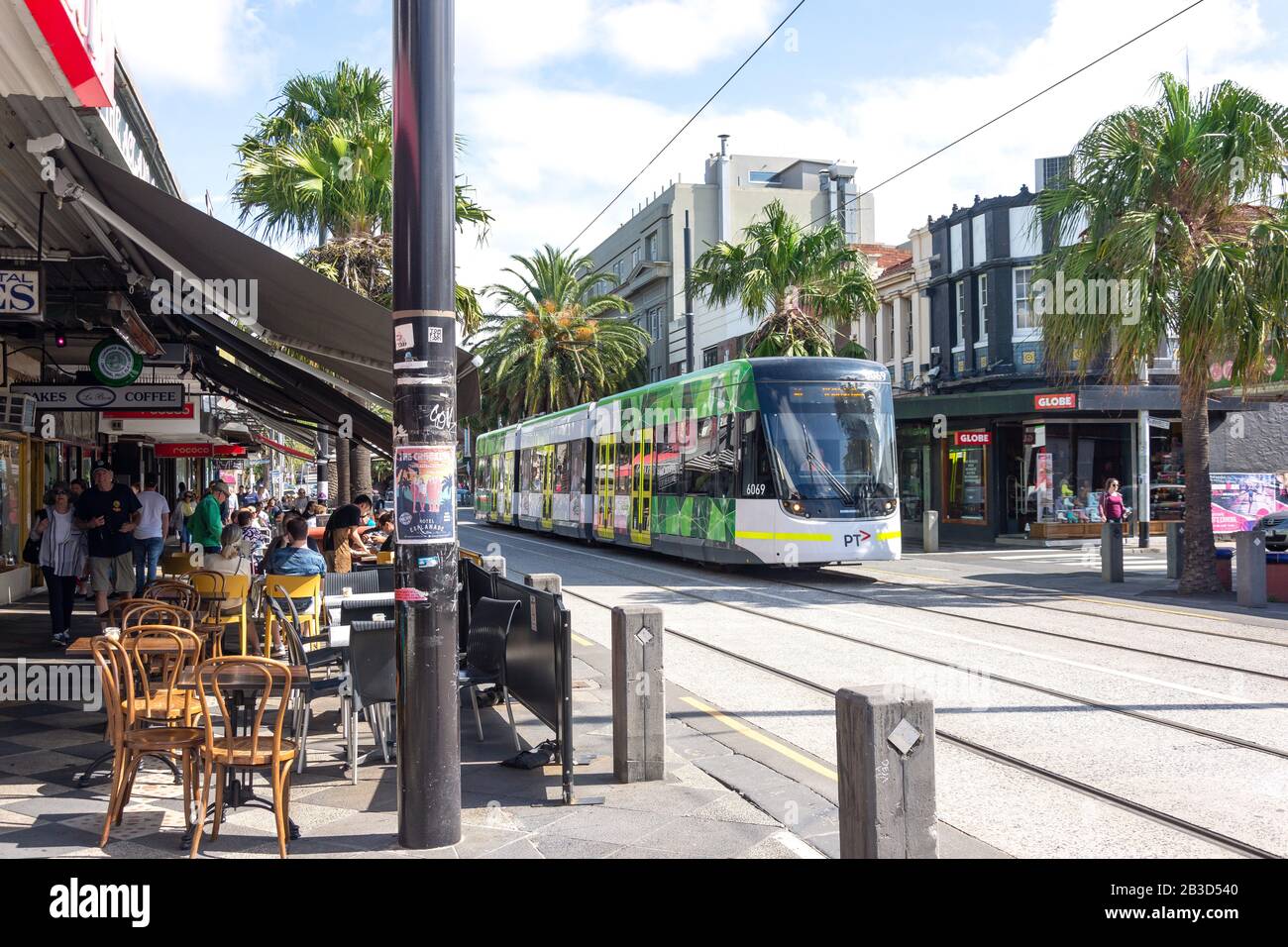 Cafés und öffentliche Tram, Acland Street, St Kilda, Melbourne, Victoria, Australien Stockfoto