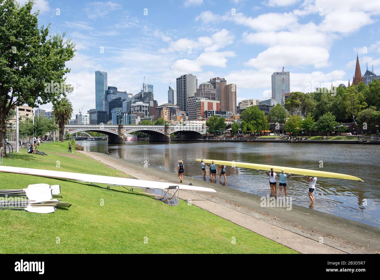 Blick auf die Stadt über den Yarra River von Alexandra Gardens, Melbourne, Victoria, Australien Stockfoto