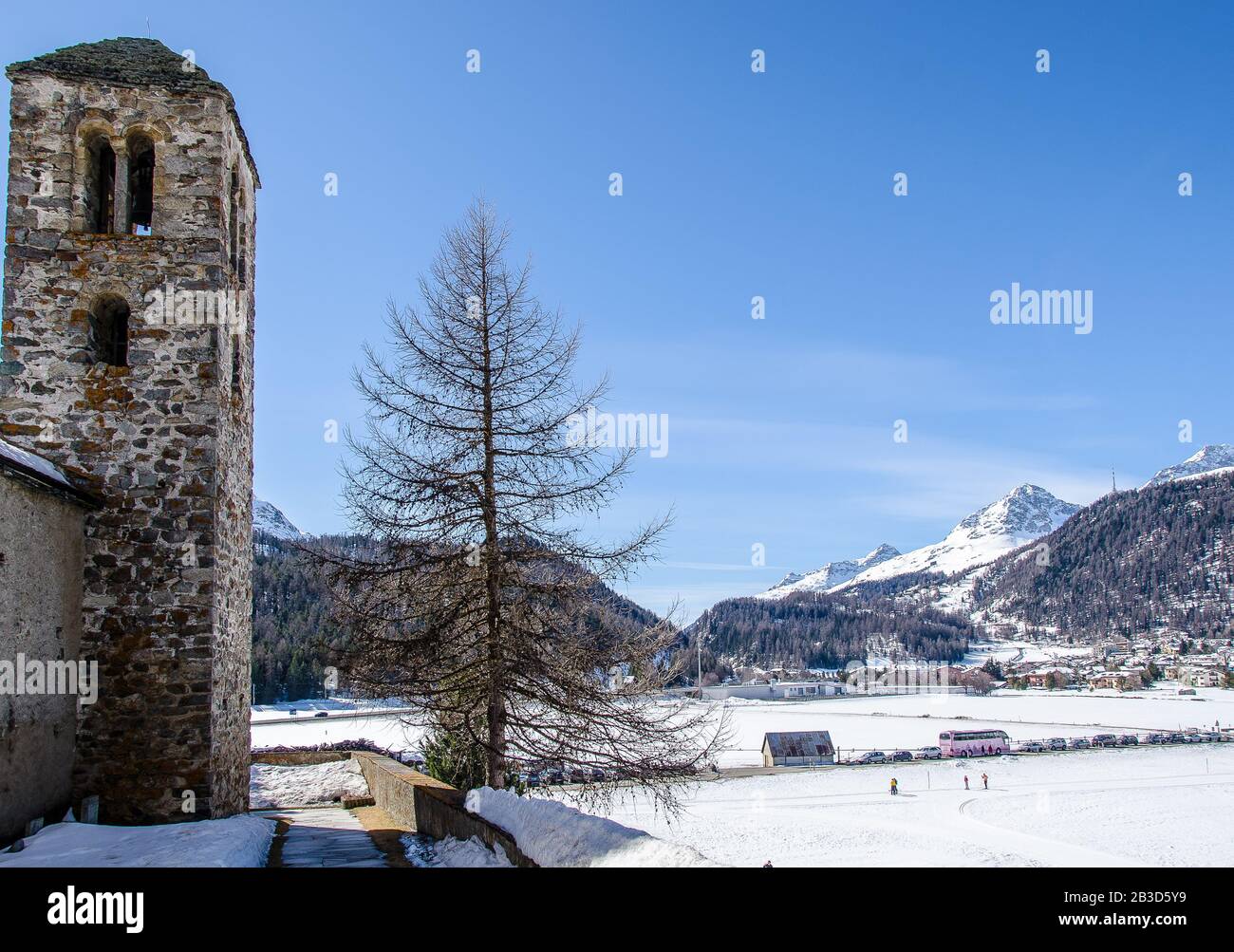 Die Schweizerische Reformierte Kirche San Gian ist als Schweizer Kulturerbe von nationaler Bedeutung gelistet. Die Kirche befindet sich auf einem Hügel über dem Inn River Stockfoto