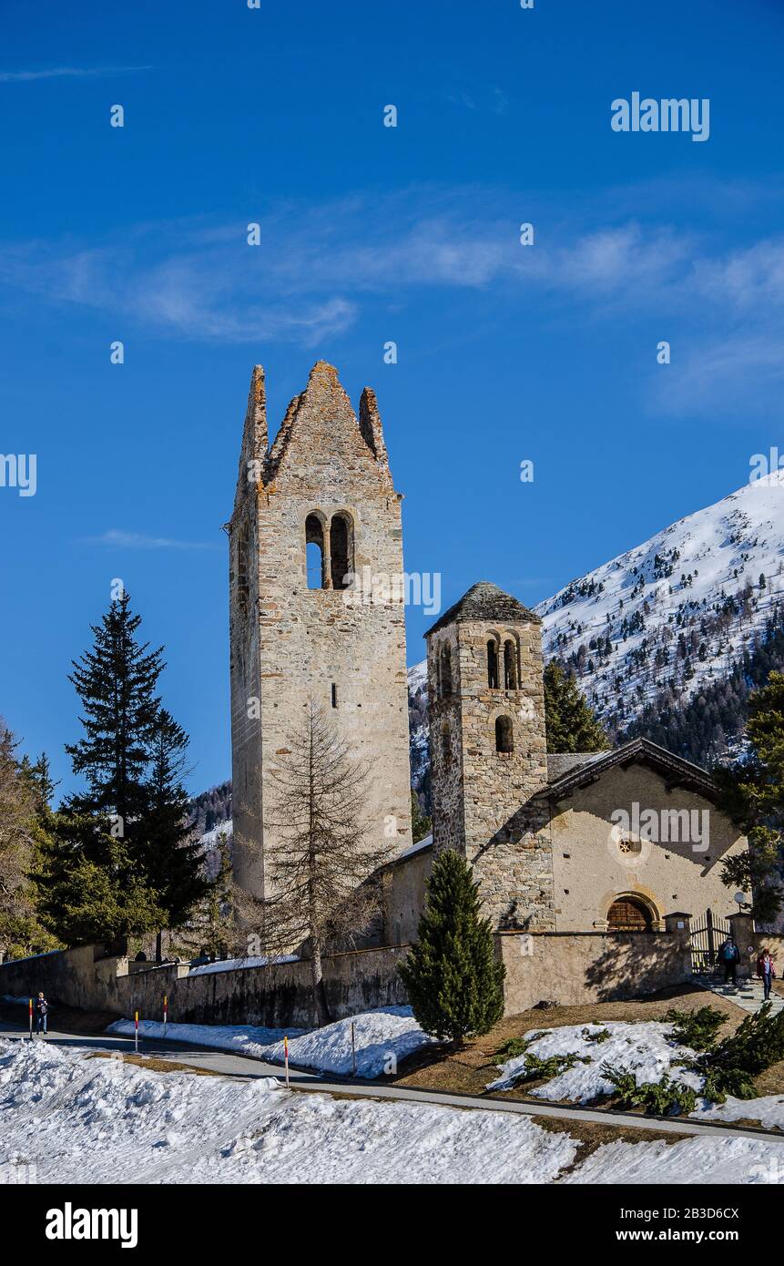Die Schweizerische Reformierte Kirche San Gian ist als Schweizer Kulturerbe von nationaler Bedeutung gelistet. Die Kirche befindet sich auf einem Hügel über dem Inn River Stockfoto