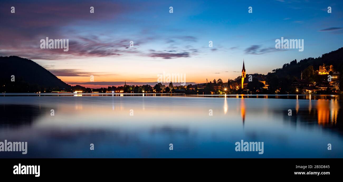 Platz Schliersee mit Pfarrkirche St. Sixtus, Spiegelung im See, Sonnenuntergang, Schliersee, Oberbayern, Bayern, Deutschland Stockfoto