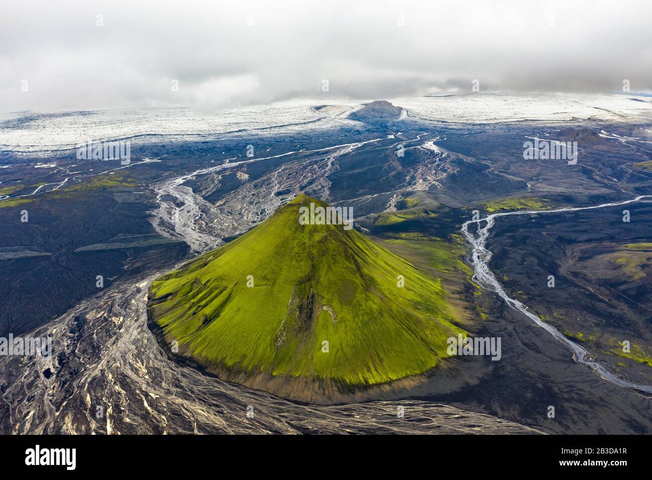 Luftbild, Maelifell-Berg mit Moos bedeckt, Maelifell, schwarze Sandwüste Maelifellssandur, hinter dem Gletscher Myrdalsjoekull, isländisches Hochland Stockfoto