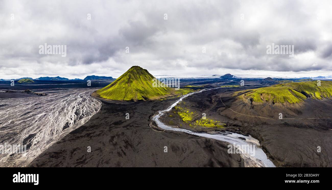 Luftbild, Maelifell-Berg mit Moos bedeckt, Maelifell, schwarze Sandwüste Maelifellssandur, hinter dem Gletscher Myrdalsjoekull, isländisches Hochland Stockfoto