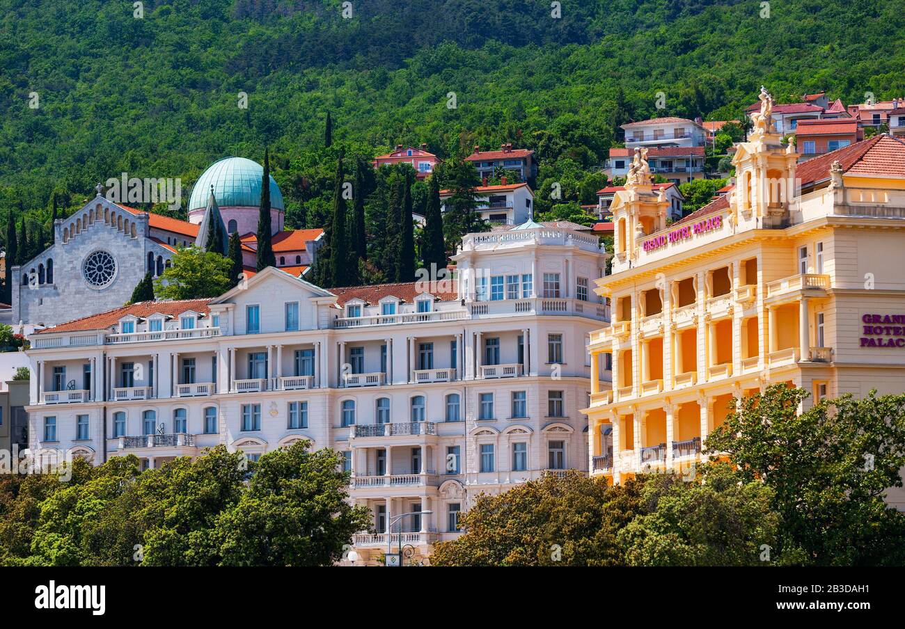 Blick auf die Stadt mit Hotels, Opatija, Istrien, Kvarner Golfbucht, kroatischer Adria, Kroatien Stockfoto