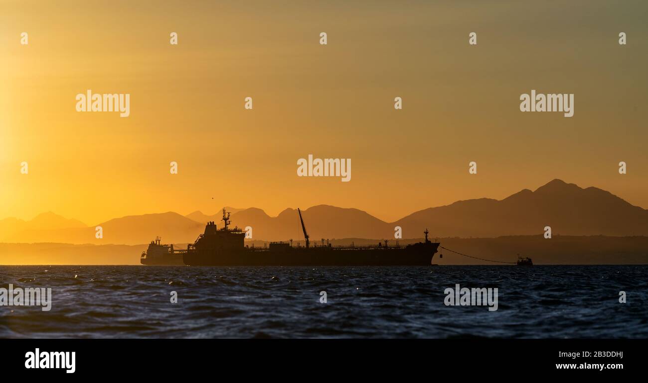 Öltankschiff im Ozean. Himmel bei Sonnenuntergang. Am frühen Morgen, dem Sonnenaufgang. Südafrika. Mossel Bay Stockfoto