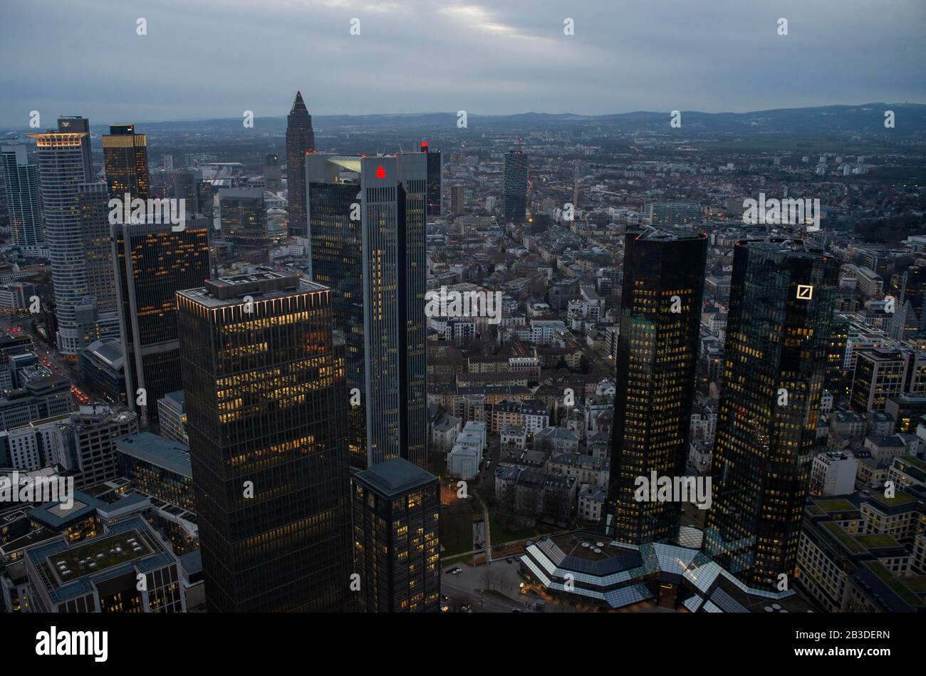 Frankfurt am Main Deutschland 28. Februar 2020 Luftbild der Nachtstadt und der Deutschen Bank von der Aussichtsplattform Stockfoto