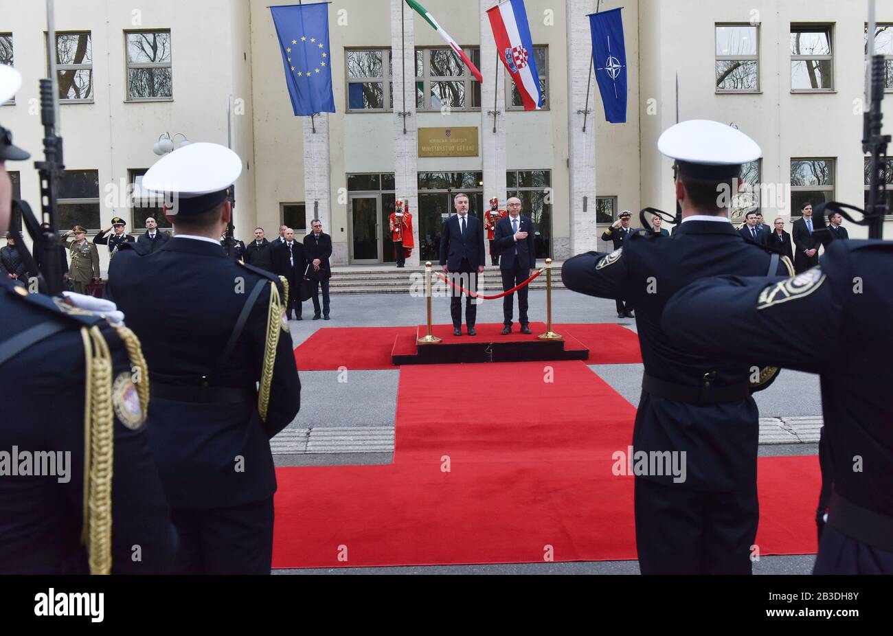(200304) -- ZAGREB, 4. März 2020 (Xinhua) -- der kroatische Verteidigungsminister Damir Krsticevic (Zentrum R) begrüßt den italienischen Verteidigungsminister Lorenzo Guerini am 4. März 2020 in Zagreb, Kroatien. (Davorin Visnjic/Pixsell über Xinhua) Stockfoto