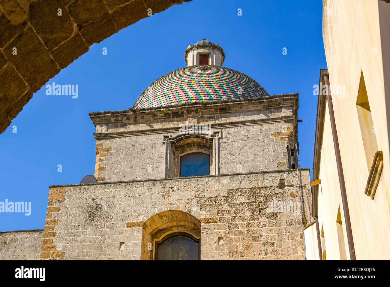 Die farbenfrohe Kuppel der Kirche St. Michele Arcangelo in der Küstenstadt Brindisi, Italien, im Süden Apuliens Stockfoto