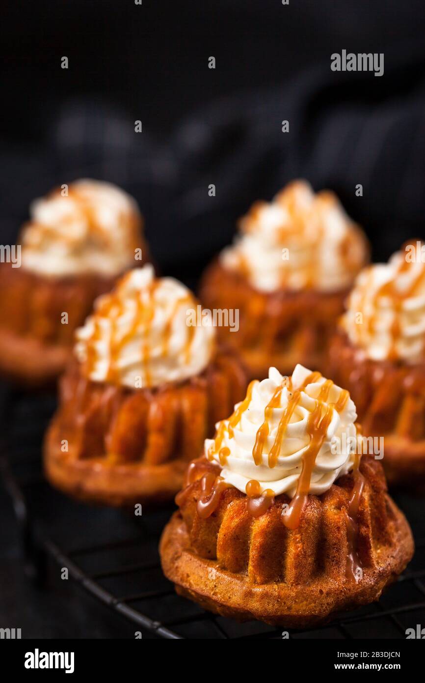 Hausgemachte Karotten Cupcakes mit Karamellsoße und Frischkäse Stockfoto