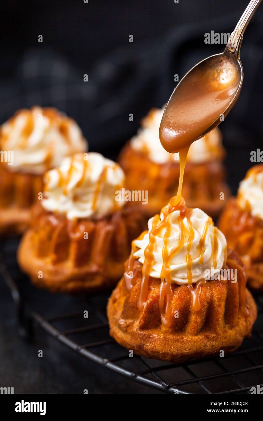 Hausgemachte Karotten Cupcakes mit Karamellsoße und Frischkäse Stockfoto