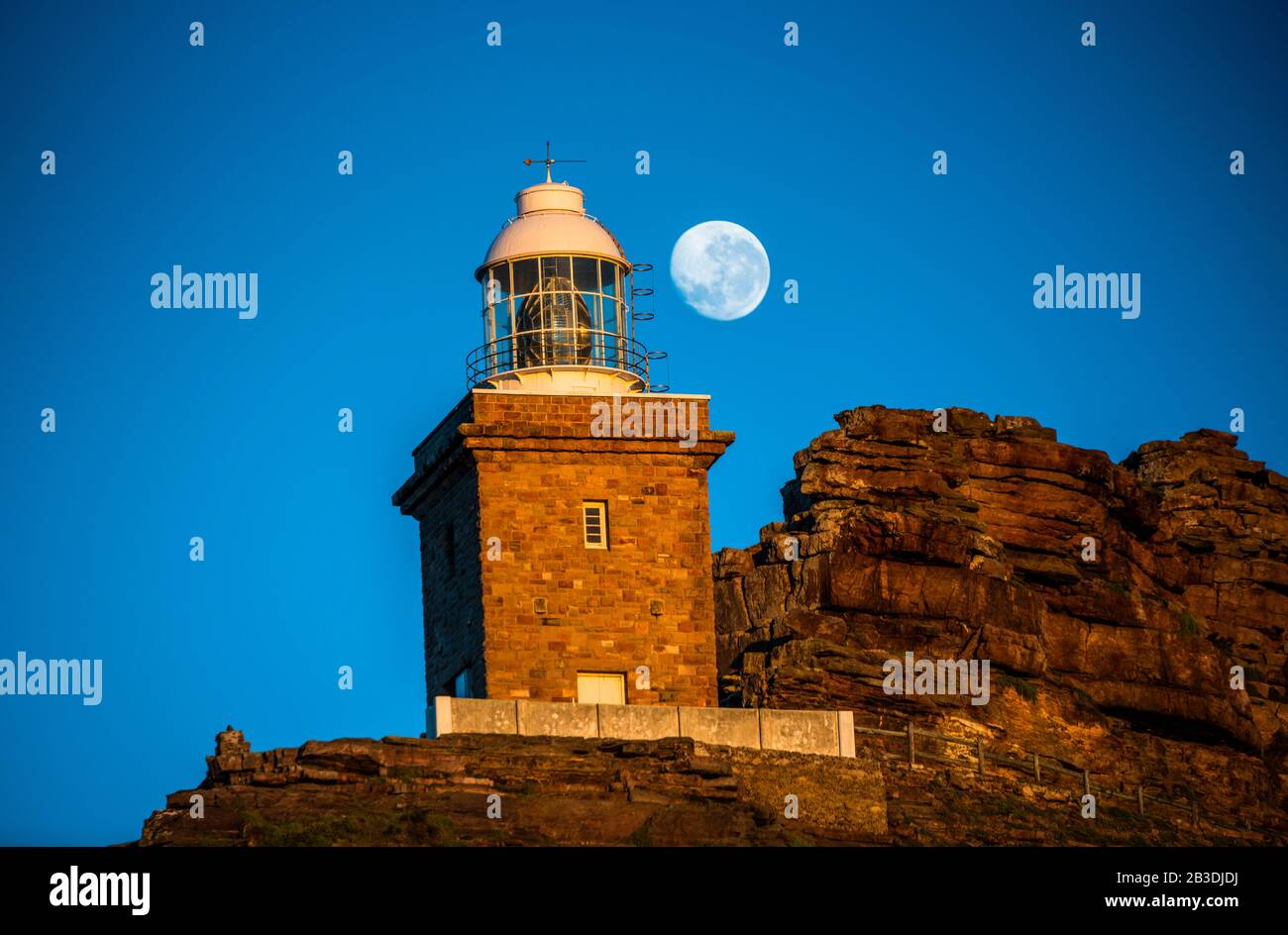 Leuchtturm Kap der Guten Hoffnung und der Mond im blauen Himmel. Südafrika. Stockfoto