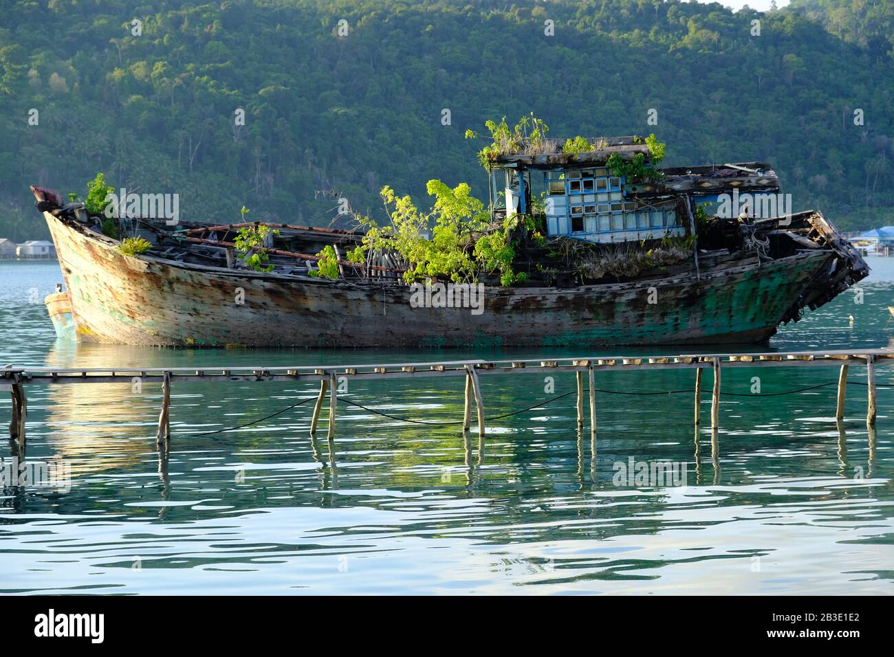 Anambasinseln Indonesien - alter Schiffswrack bei Sonnenaufgang Stockfoto