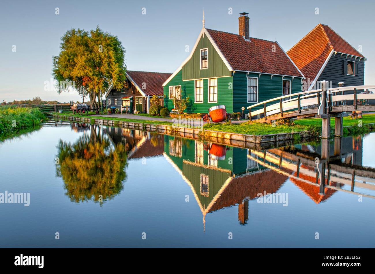 Traditionelles niederländisches Holzhaus im Dorf Zaanse Schans Stockfoto