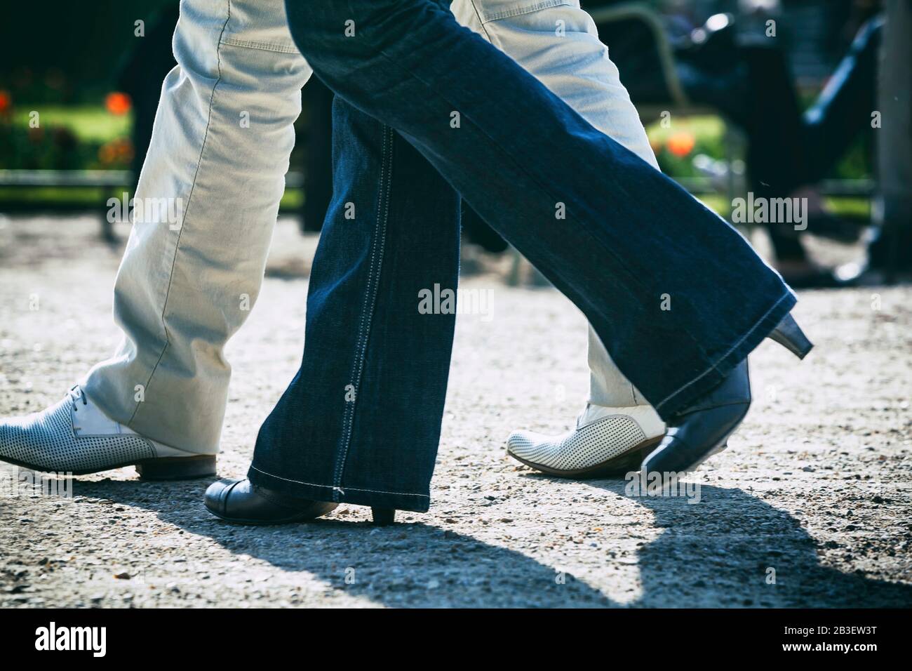 Ein Paar, das in Jardin du Luxembourg spazieren geht. Alltag am sonnigen Samstagnachmittag im Frühjahr, Rive Gauche, Paris, Frankreich, Europa, Farbe Stockfoto