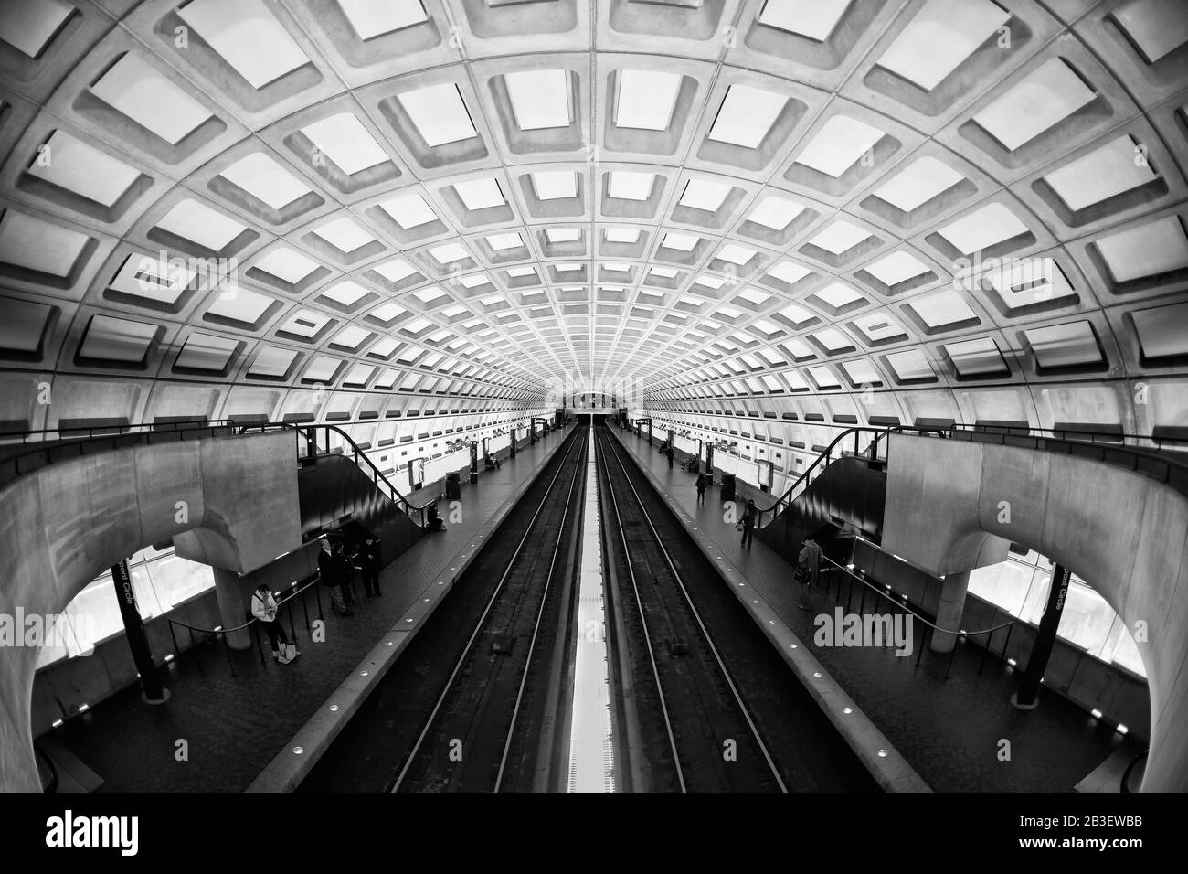 DC Metro, Ansicht des Tunnels in leerer Station, DuPont Circle Metro-Station, Washington, DC, Vereinigte Staaten. U-Bahn, U-Bahn. Stockfoto