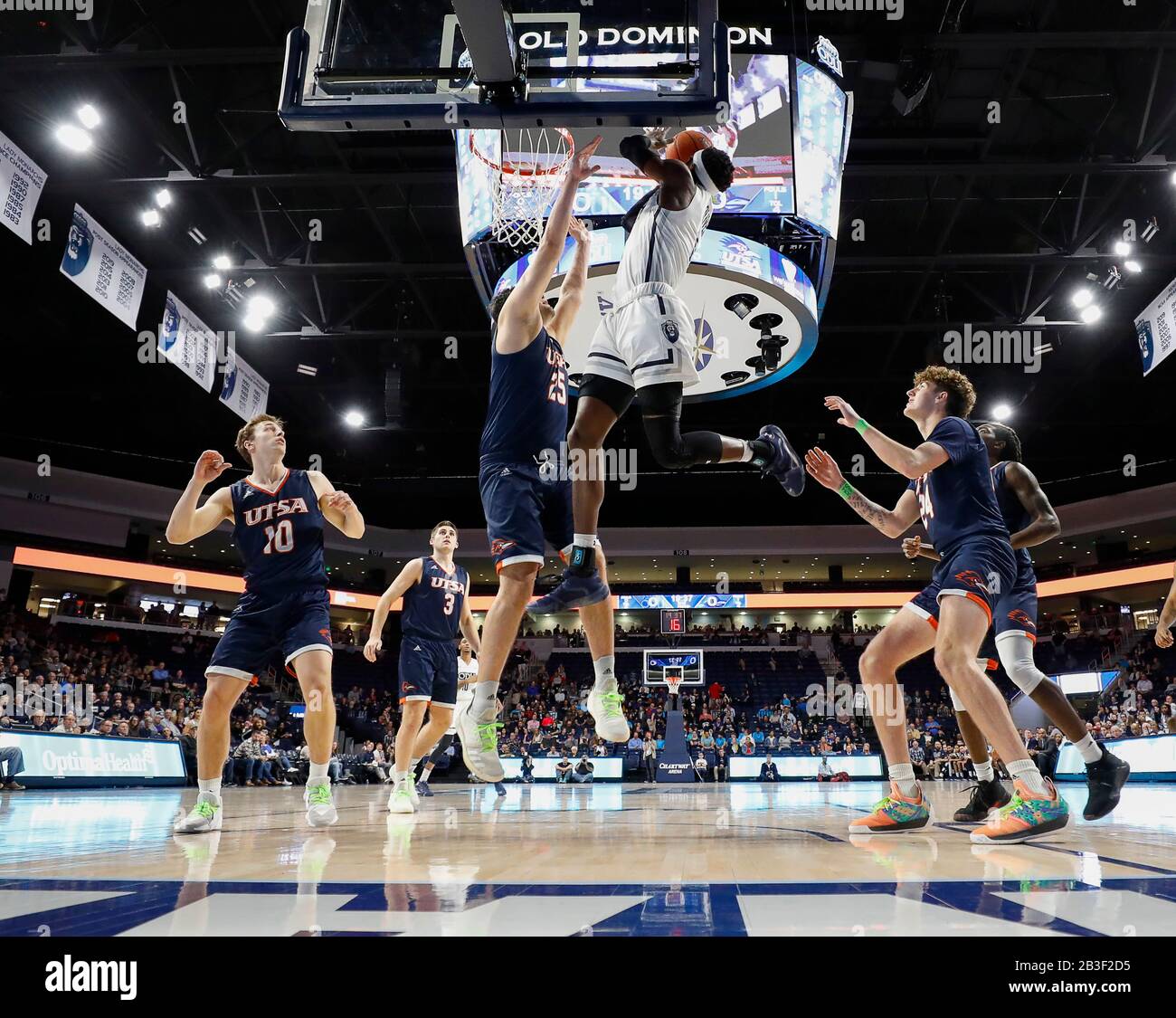 März 2020: Old Dominion University Monarchs Guard (11) A.J. Oliver II geht während eines NCAA-Basketballspiels Für Herren zwischen der University of Texas in San Antonio Roadrunners und den Old Dominion University Monarchs in der Chartway Arena in Norfolk, VA, in den Hoop. Justin Cooper/CSM Stockfoto