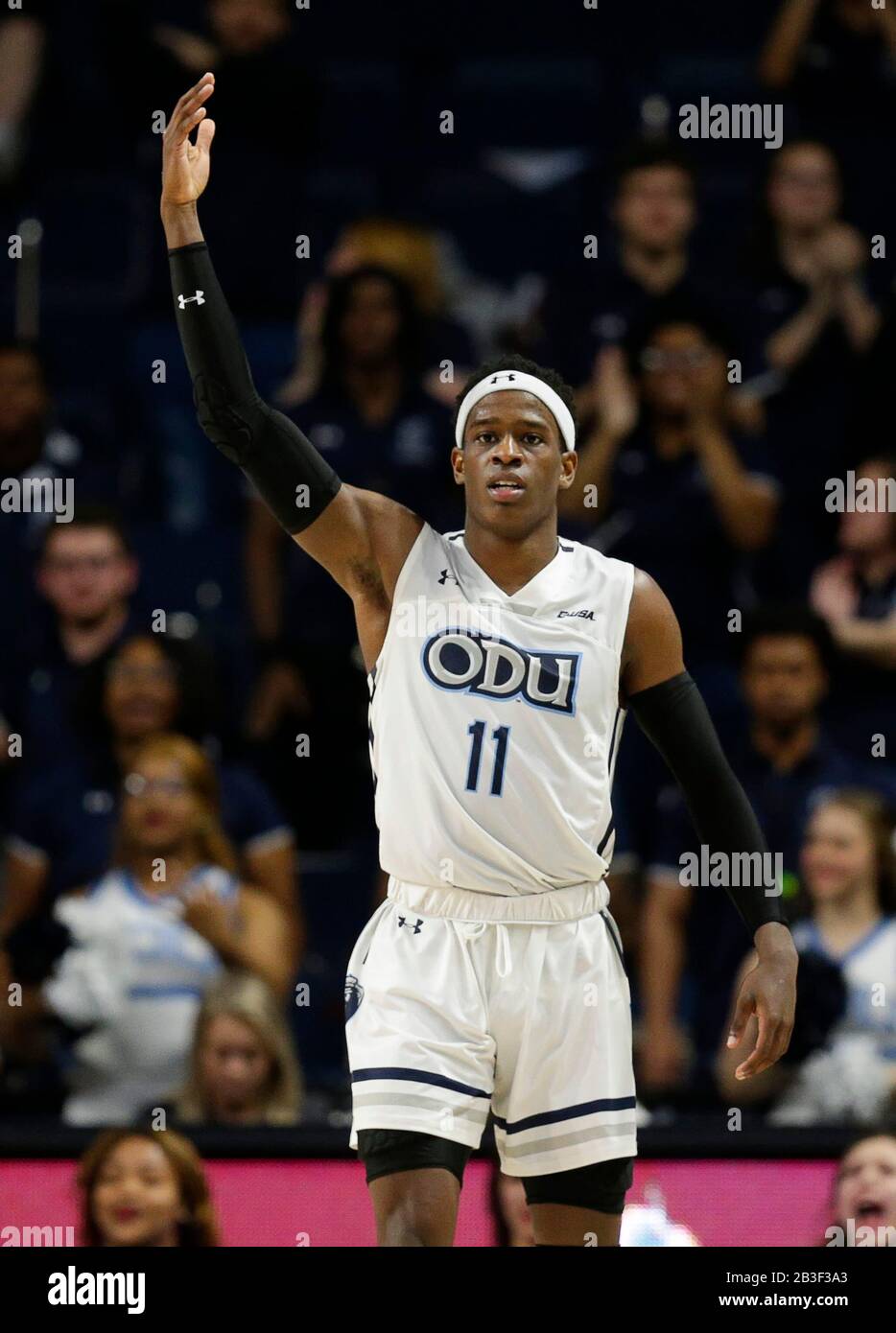 März 2020: Old Dominion University Monarchs Guard (11) A.J. Oliver II bekommt die Menge während eines NCAA-Basketballspiels Für Herren zwischen der University of Texas in San Antonio Roadrunners und den Old Dominion University Monarchs in der Chartway Arena in Norfolk, VA, gefeuert. Justin Cooper/CSM Stockfoto