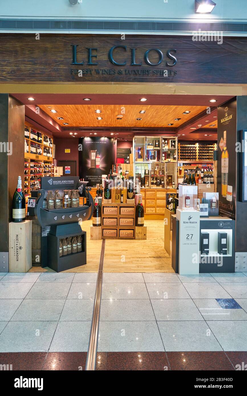 Dubai, VAE - CIRCA JANUAR 2019: Eintritt zum Le Clos Store im Dubai International Airport. Le Clos ist der beste Wein- und Luxus-Spirituosenhändler für Spirituosen Stockfoto