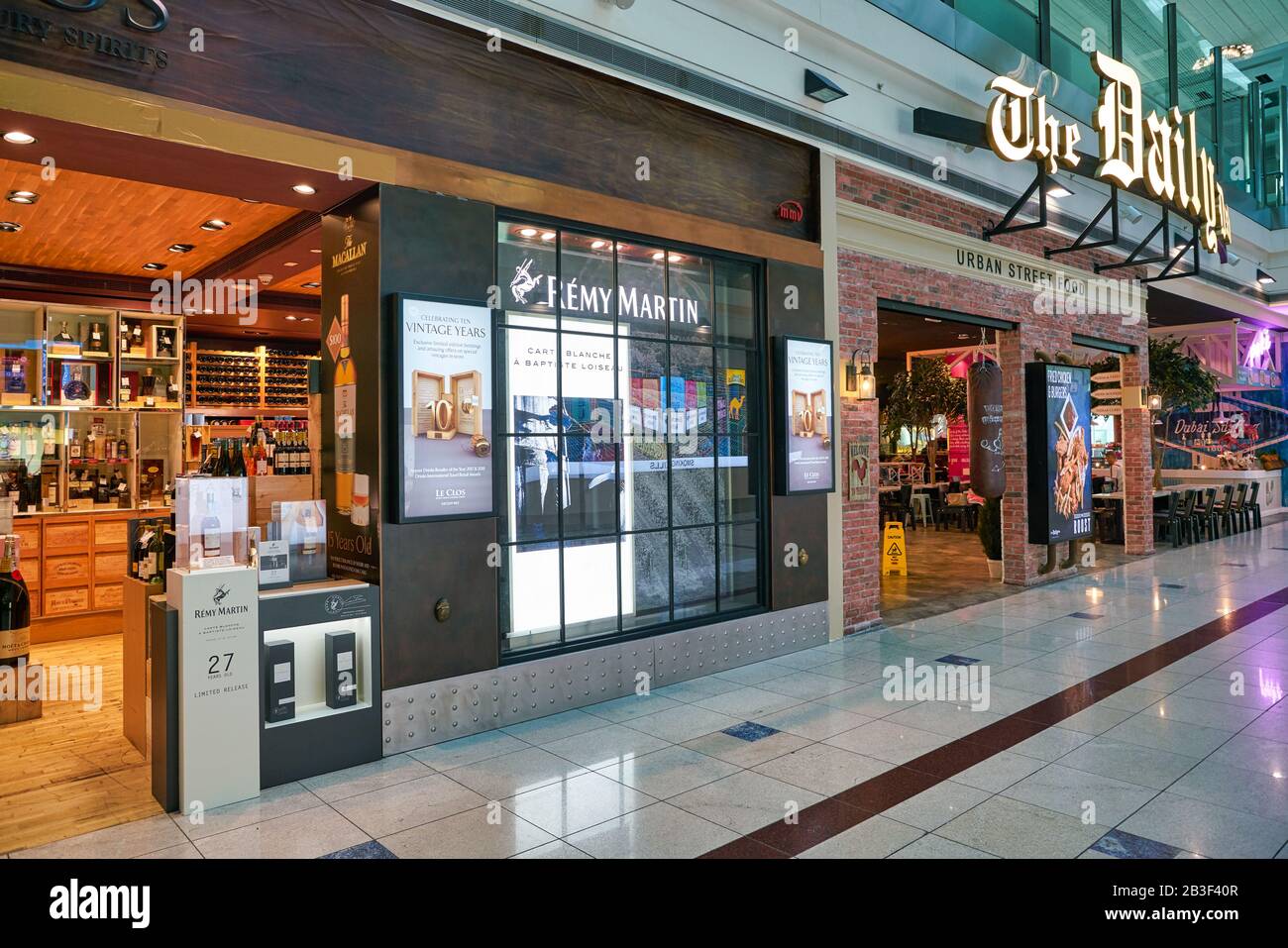 Dubai, VAE - CIRCA JANUAR 2019: Le Clos Storefront im Dubai International Airport. Le Clos ist der beste Wein- und Luxuswarenhändler für Spirituosen Stockfoto