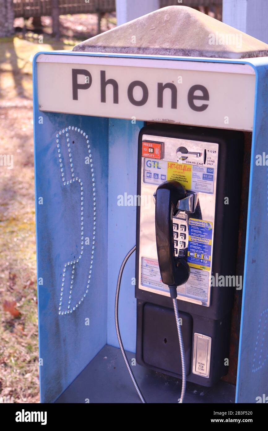 Eine kostenpflichtige Telefonkabine außerhalb des Besucherzentrums im Stone Mountain State Park, Roaring Gap, NC Stockfoto