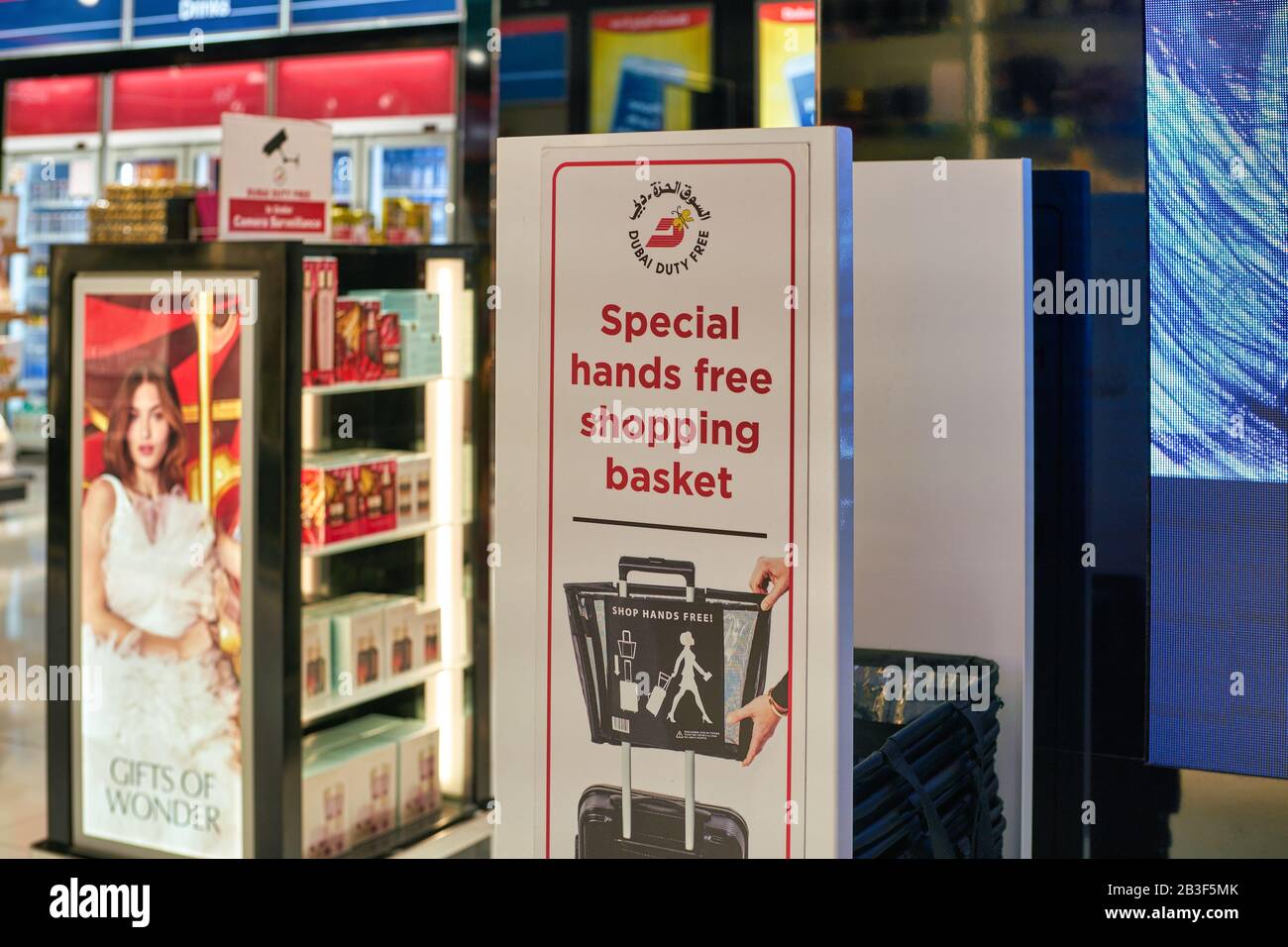 Dubai, VAE - CIRCA JANUAR 2019: Spezielles Hands-Freee-Warenkorbschild am Dubai International Airport zu sehen. Stockfoto
