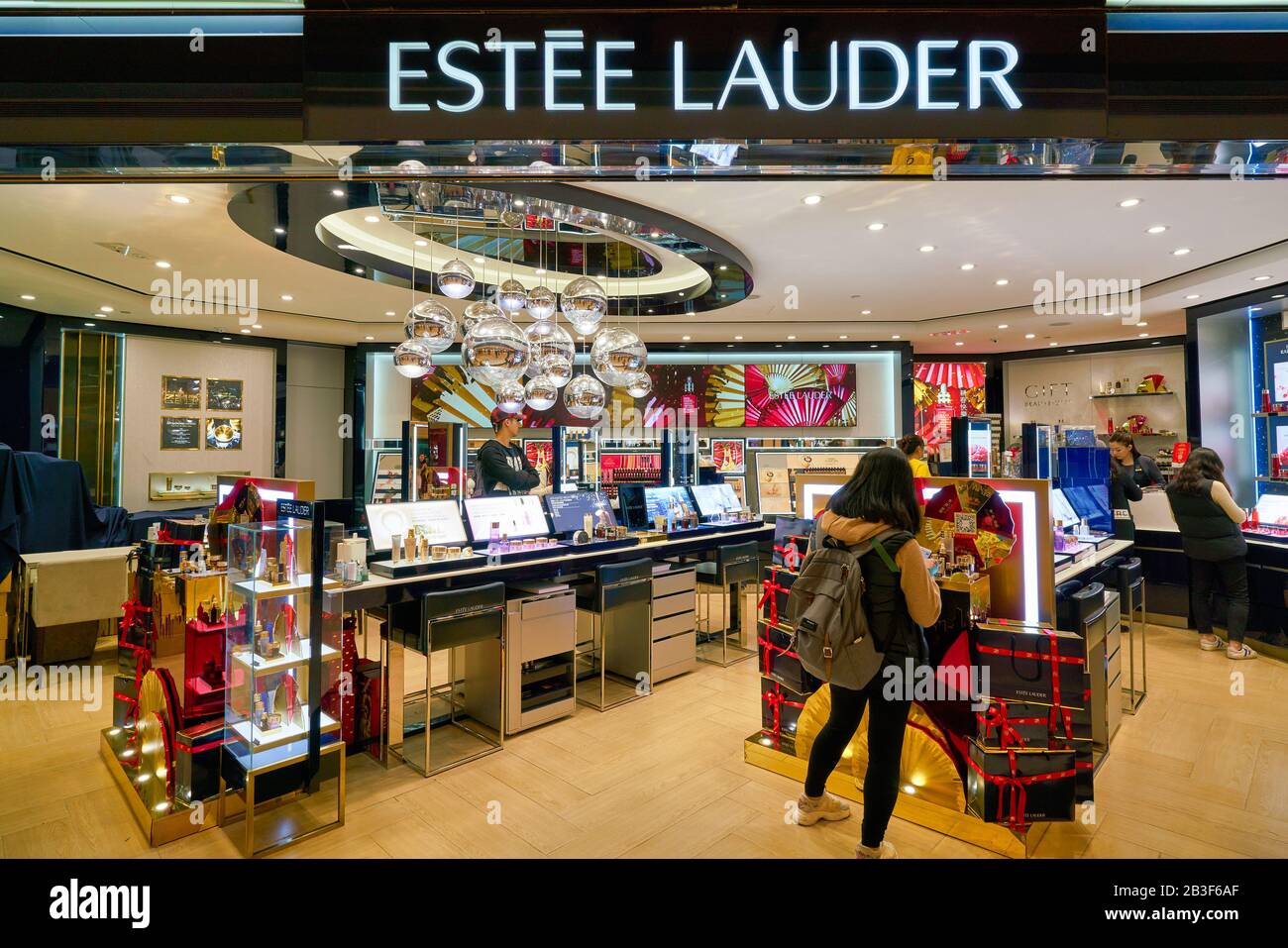 Hongkong, CHINA - CIRCA JANUAR 2019: Persönliche Pflegeprodukte im Estee Lauder Store im New Town Plaza Einkaufszentrum Stockfoto