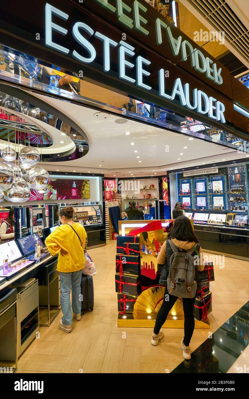 Hongkong, CHINA - CIRCA JANUAR 2019: Frauen, die im Estee Lauder Store im New Town Plaza Einkaufszentrum für persönliche Pflegeprodukte einkaufen Stockfoto