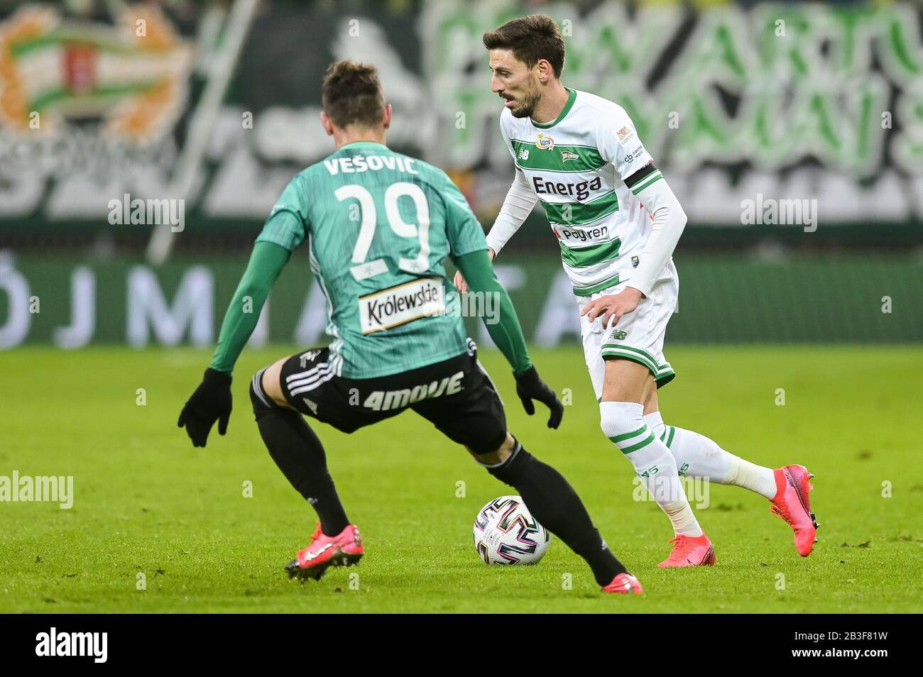 Filip Mladenovic von der Lechtia während des polnischen Ekstraklasa-Spiels zwischen der Lechtia Gdansk und der Legia Warschau im Einsatz. ( Endstand; Lechtia Danziger 0:2 Legia Warschau) Stockfoto