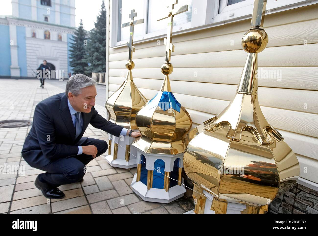 Kiew, Ukraine. März 2020. Der kanadische Außenminister Francois-Philippe Champagne blickt auf die Kuppeln der Kirche, neben der Kathedrale St. Michael's Golden-Domed in Kiew, Ukraine. Außenminister Kanadas Francois-Philip Champagne besucht die Ukraine mit einem Arbeitsbesuch am 4. Bis 6. März 2020. Credit: Sopa Images Limited/Alamy Live News Stockfoto