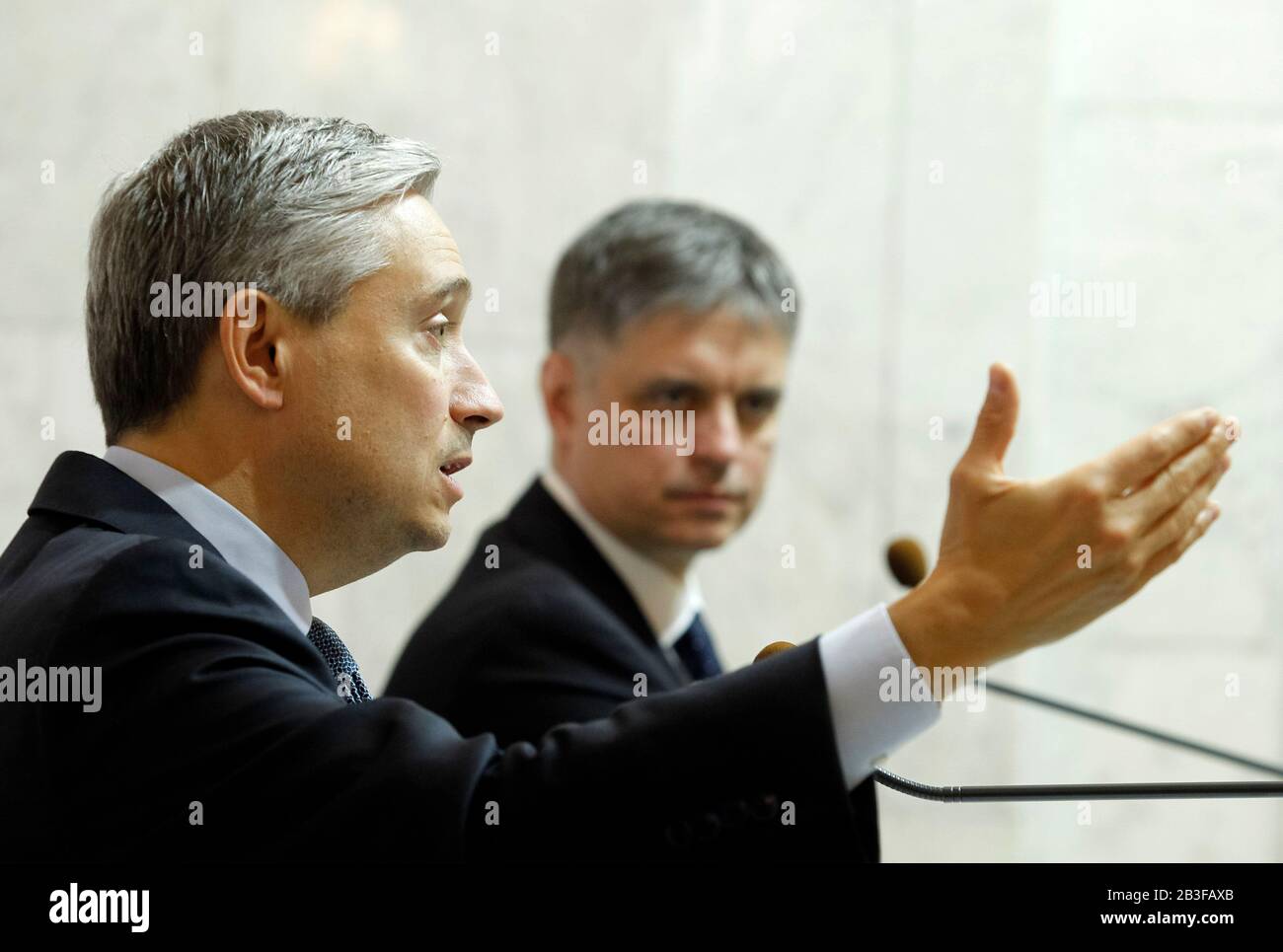 Kiew, Ukraine. März 2020. Der kanadische Außenminister Francois-Philippe Champagne (L) und der ukrainische Außenminister Vadym Prystaiko (R) nehmen an einer gemeinsamen Pressekonferenz in Kiew, Ukraine Teil. Außenminister Kanadas Francois-Philip Champagne besucht die Ukraine mit einem Arbeitsbesuch am 4. Bis 6. März 2020. Credit: Sopa Images Limited/Alamy Live News Stockfoto