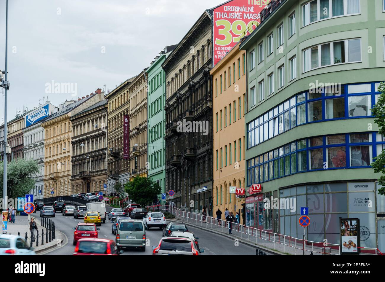 Prag, Tschechien 15. Mai 2015: Bunte Gebäude entlang des Wenzelsplatzes in Prag, Tschechien Stockfoto