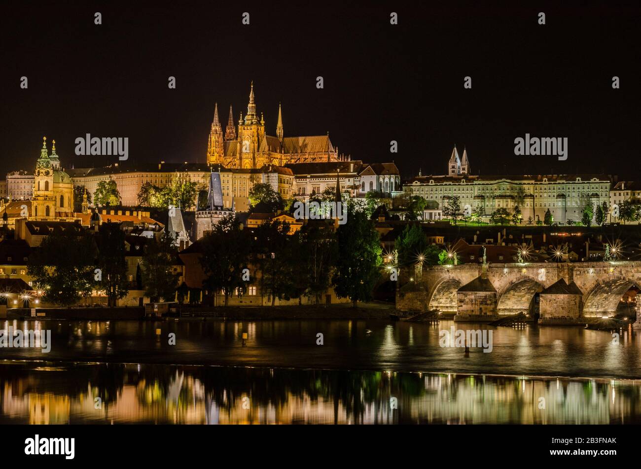 Karlsbrücke und Veitsdom bei Nacht in Prag, Tschechien Stockfoto