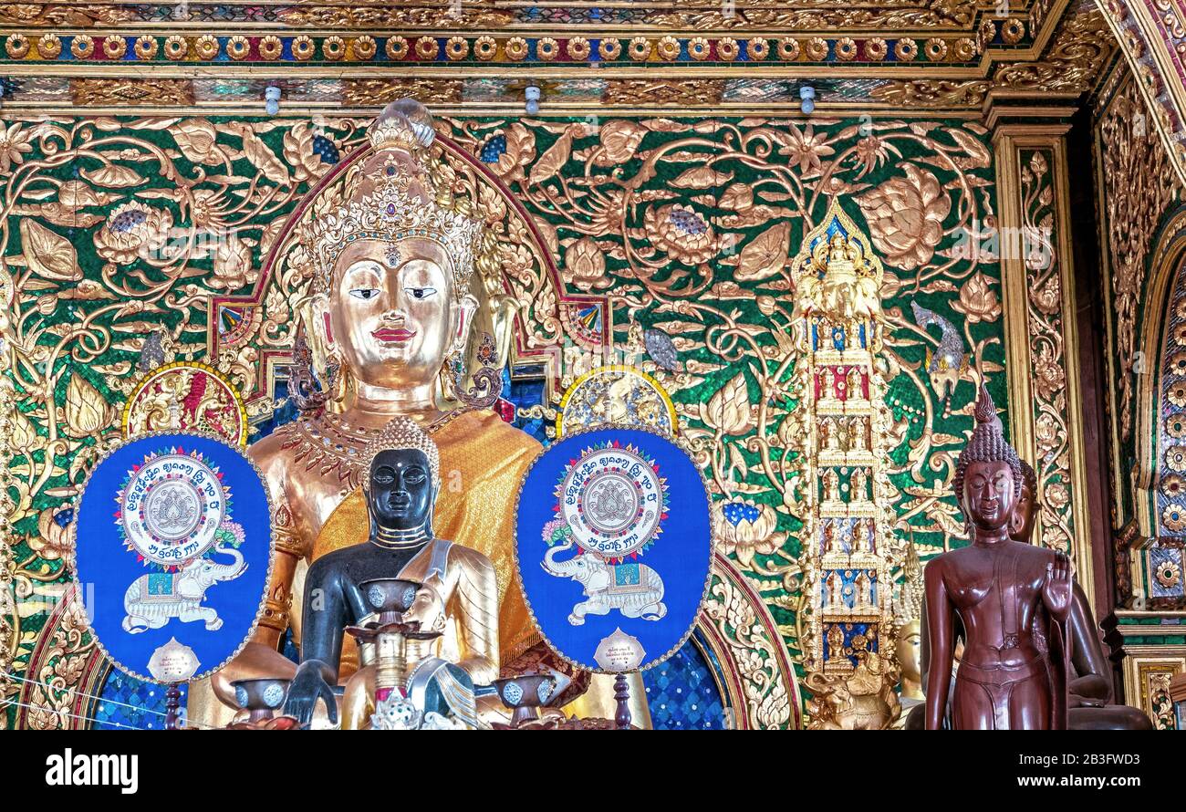 Chiang Mai, Thailand - 23. Februar 2017: Einzigartige exquisite Innenausstattung eines alten buddhistischen Wat Chedi Luang-Tempels Stockfoto