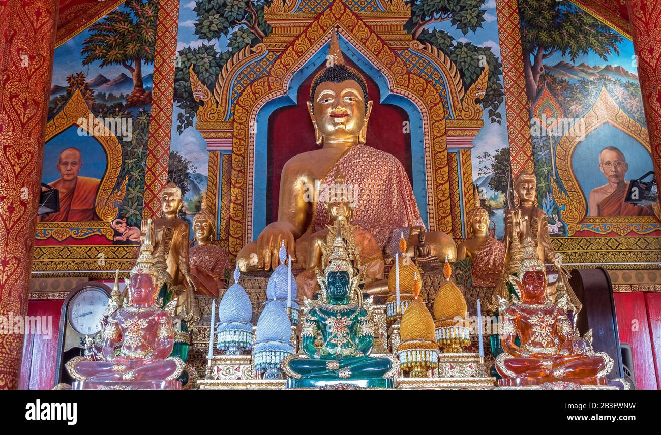 Chiang Mai, Thailand - 25. Februar 2017: Einzigartige exquisite Innenausstattung eines alten buddhistischen Wat Phra Singh Tempels Stockfoto