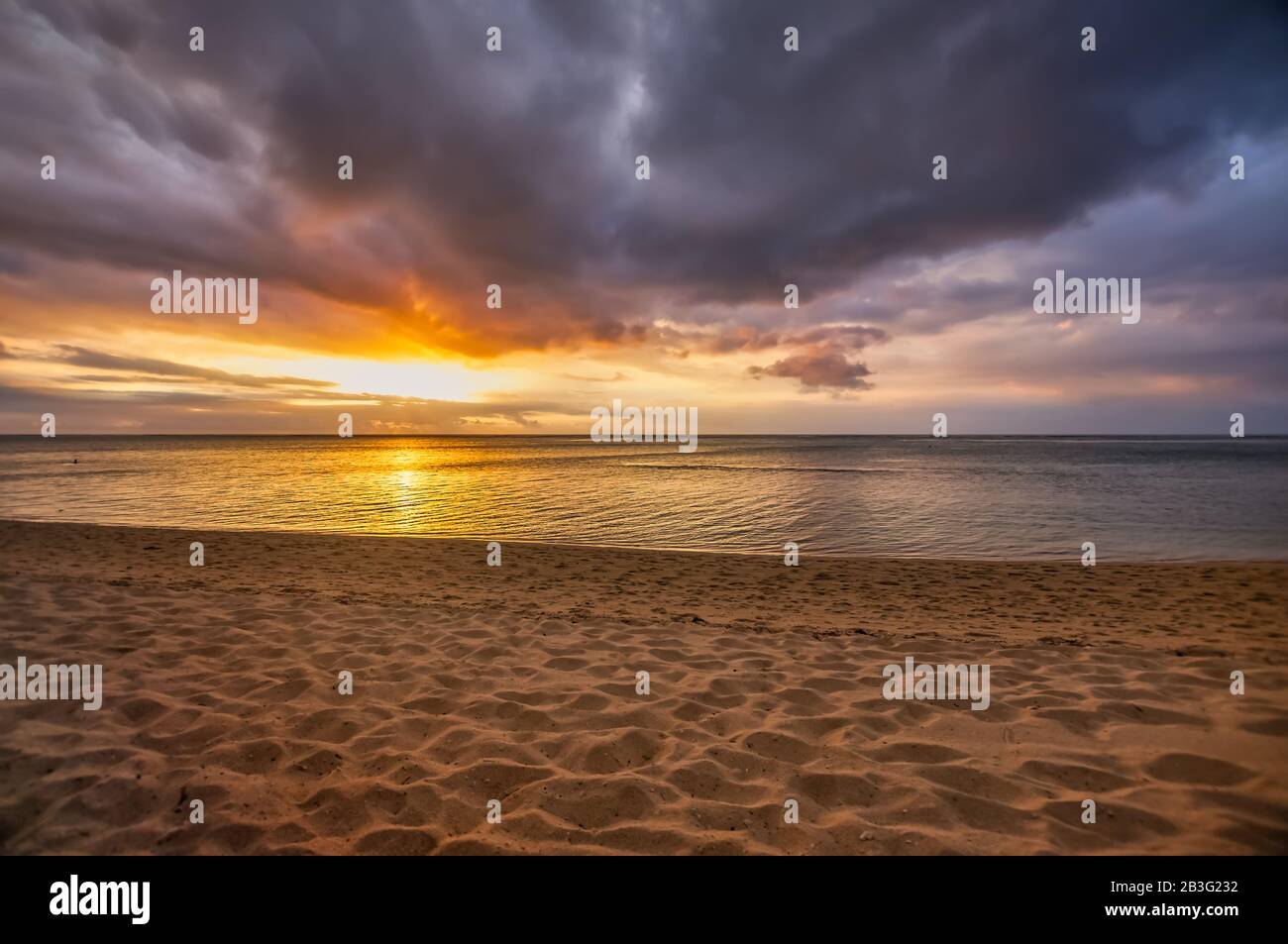Wunderschöner, bewölkter Sonnenuntergang am Strand von Mauritius. Stockfoto