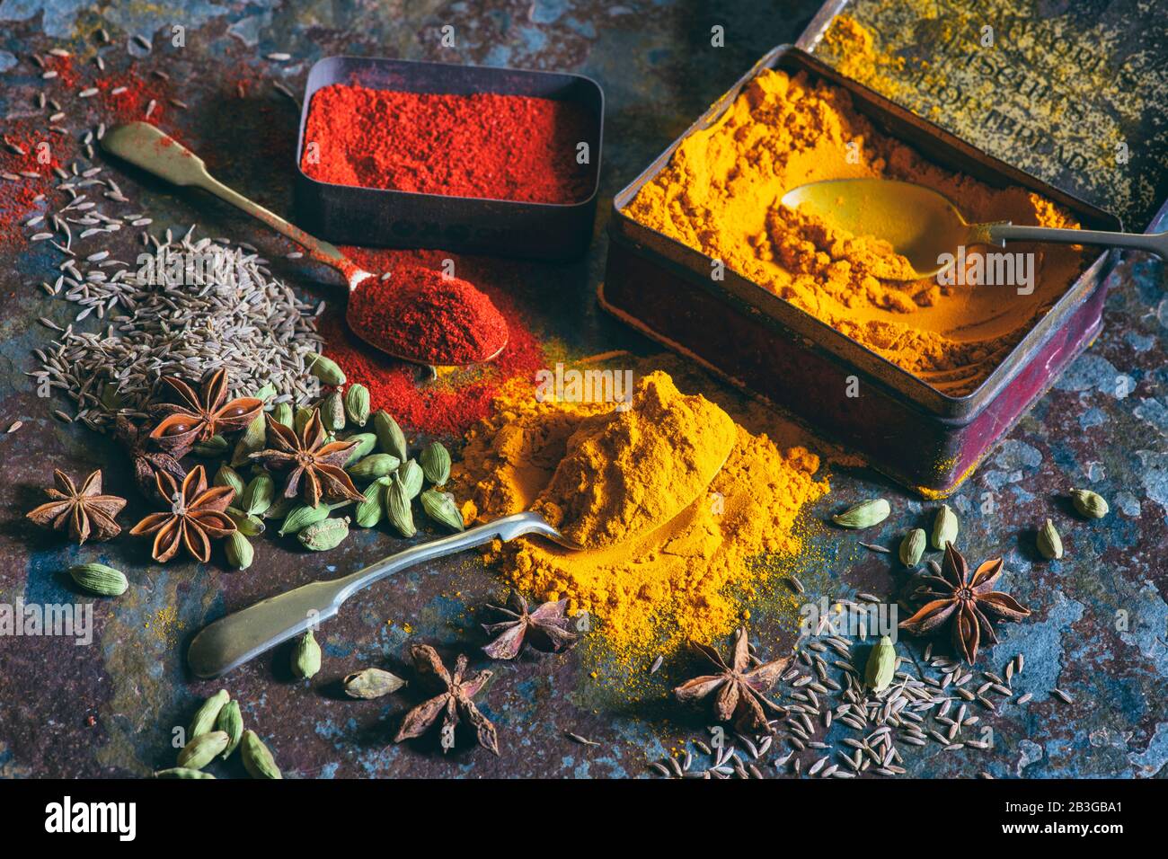 Turmeric und Paprika Pulver. Aromatische Gewürze in und um Zinnen auf Schiefergrund Stockfoto