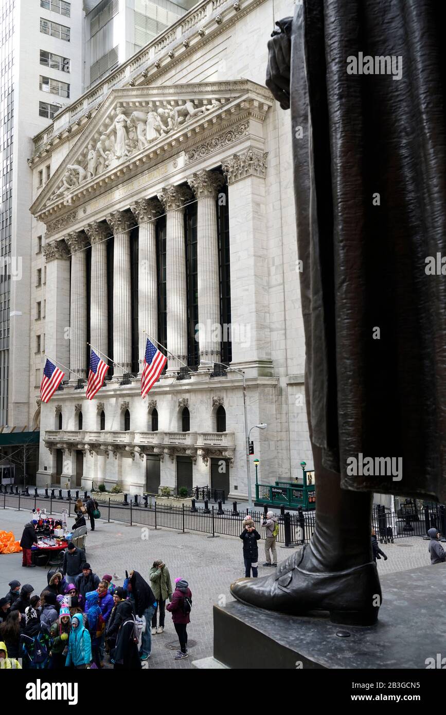 New York Stock Exchange Building mit der Statue von George Washington vor der Federal Hall im Vordergrund.Wall Street.Lower Manhattan.Neu York City, USA Stockfoto