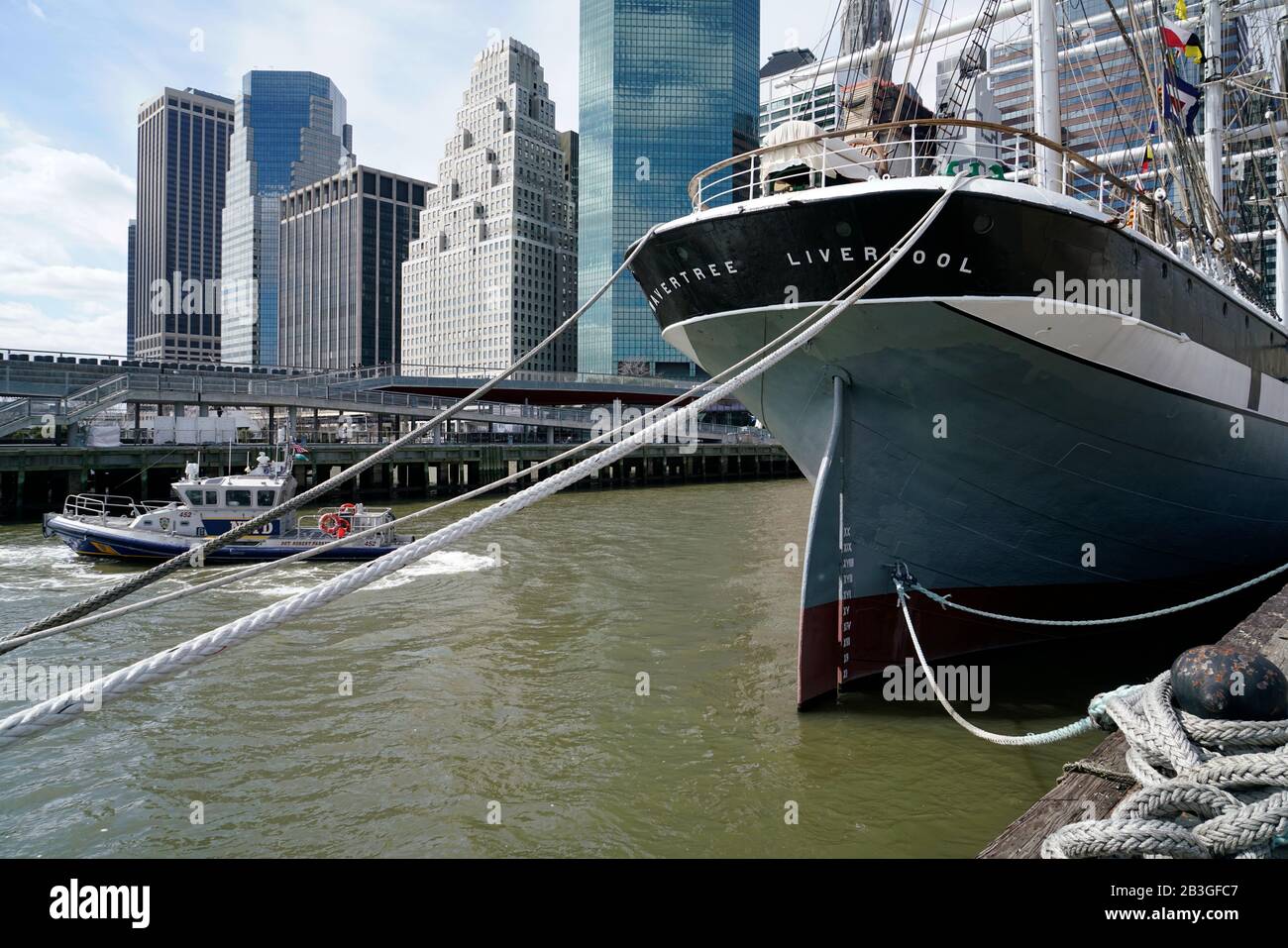 Historisches Schiff Wavertree, das in Pier 17 andockt South Street Seaport mit hohen Bürotürmen von Lower Manhattan Finanzdistrikt im Hintergrund.New York City.New York.USA Stockfoto