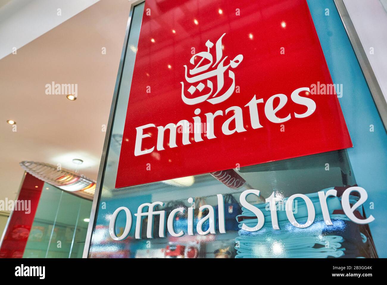 Dubai, VAE - CIRCA JANUAR 2019: Nahaufnahme des Emirates Official Store Sing auf dem Dubai International Airport. Stockfoto